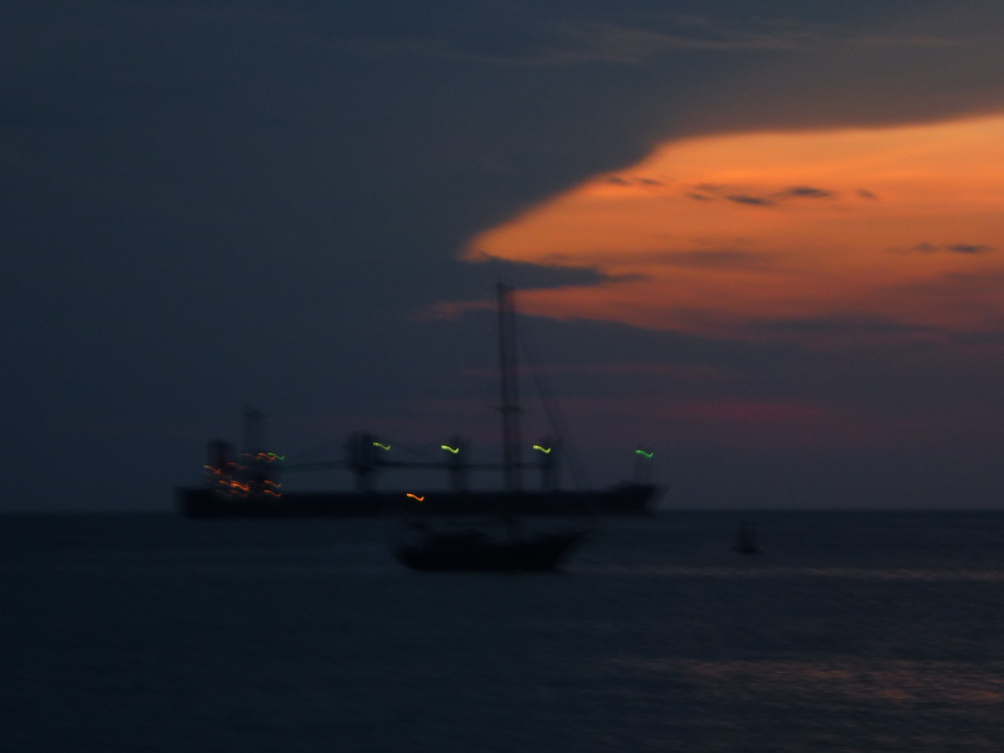 un gigante pez en el firmamento es la figura q forma esa luz de explendor en la bahia de santa MARTA