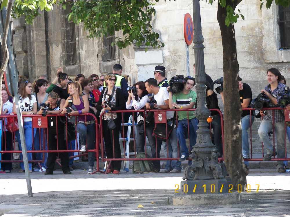 Un grupo de reporteros graficos en espera