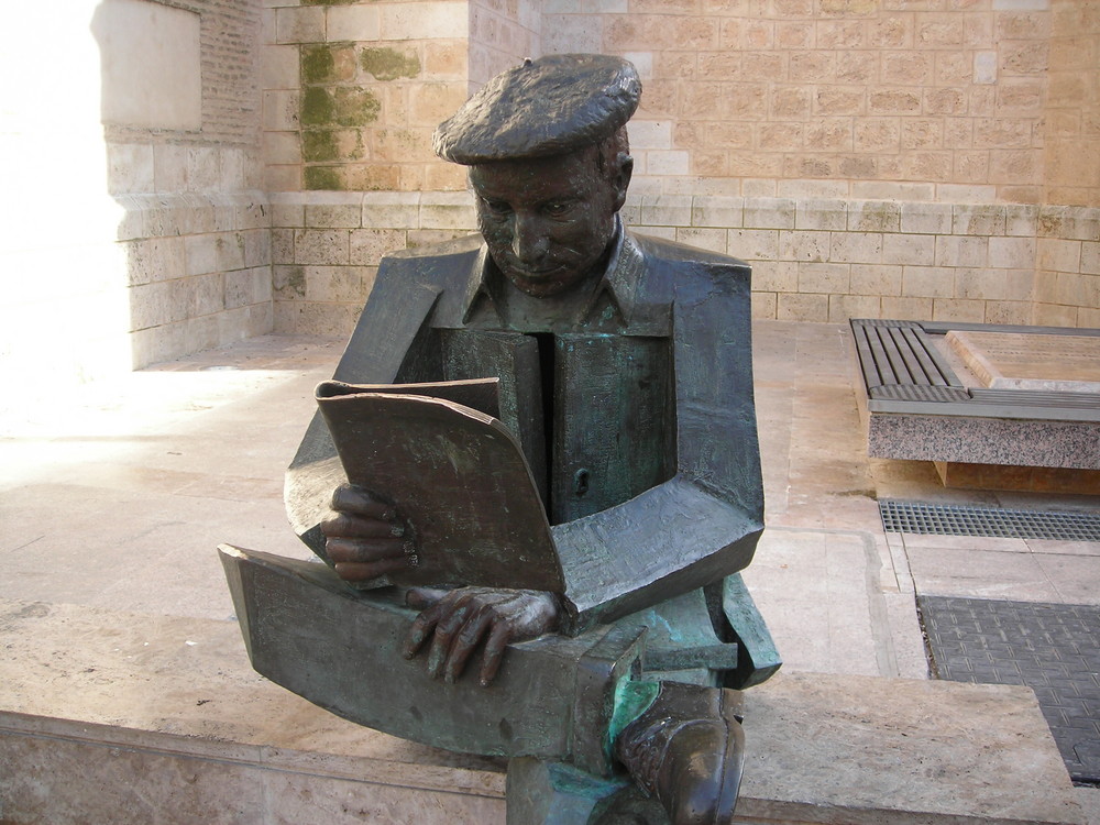 Un hombre leyendo