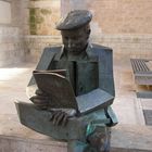 Un hombre leyendo