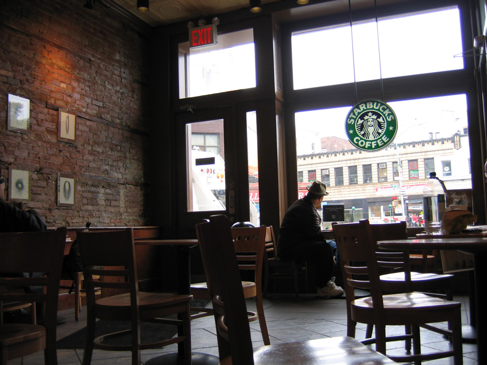 Un homme au Starbucks Coffee