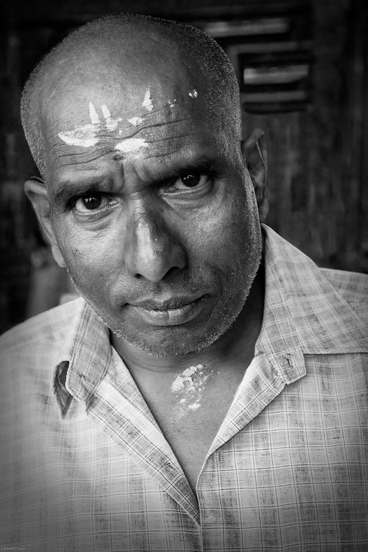 Un homme dans un temple