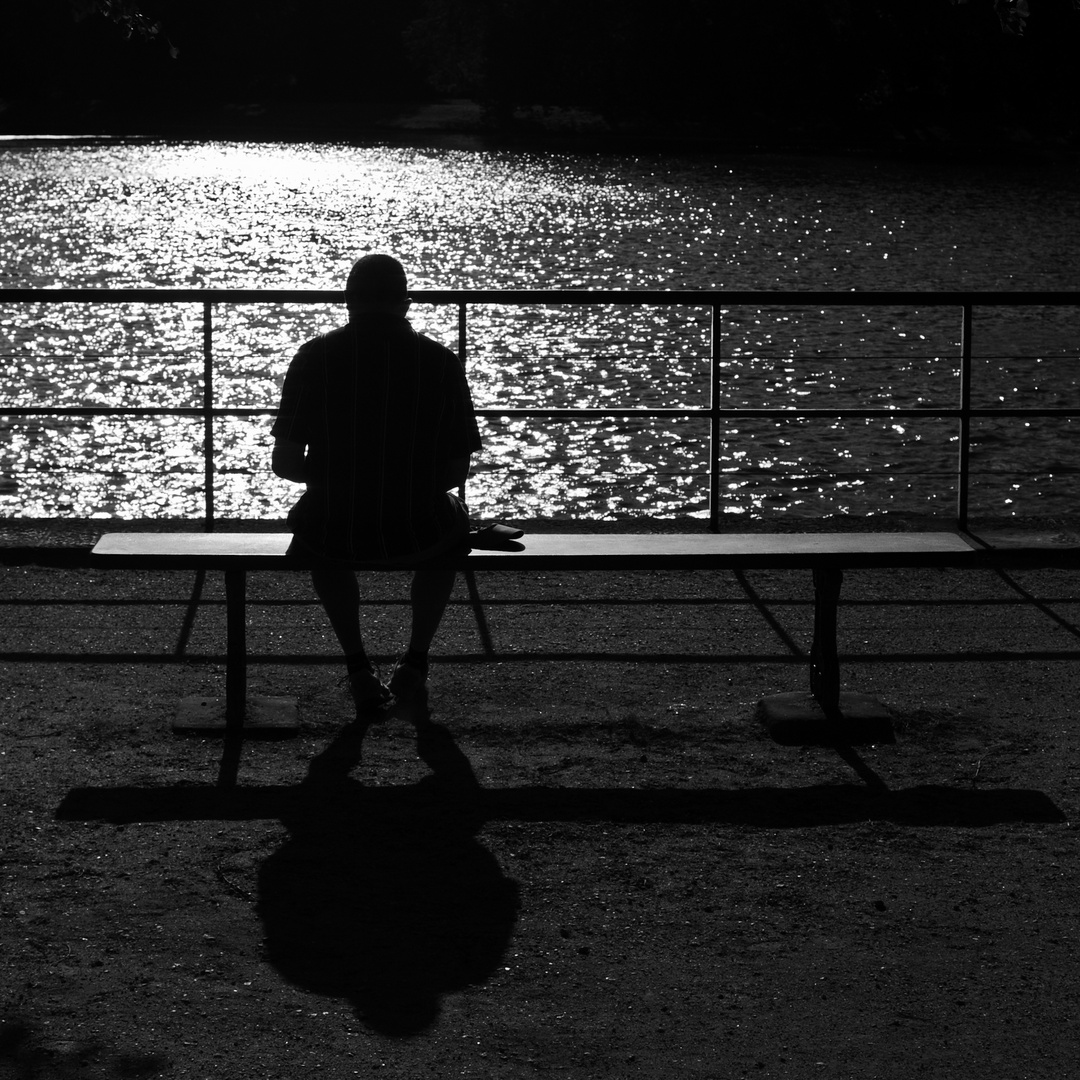 Un homme sur un banc