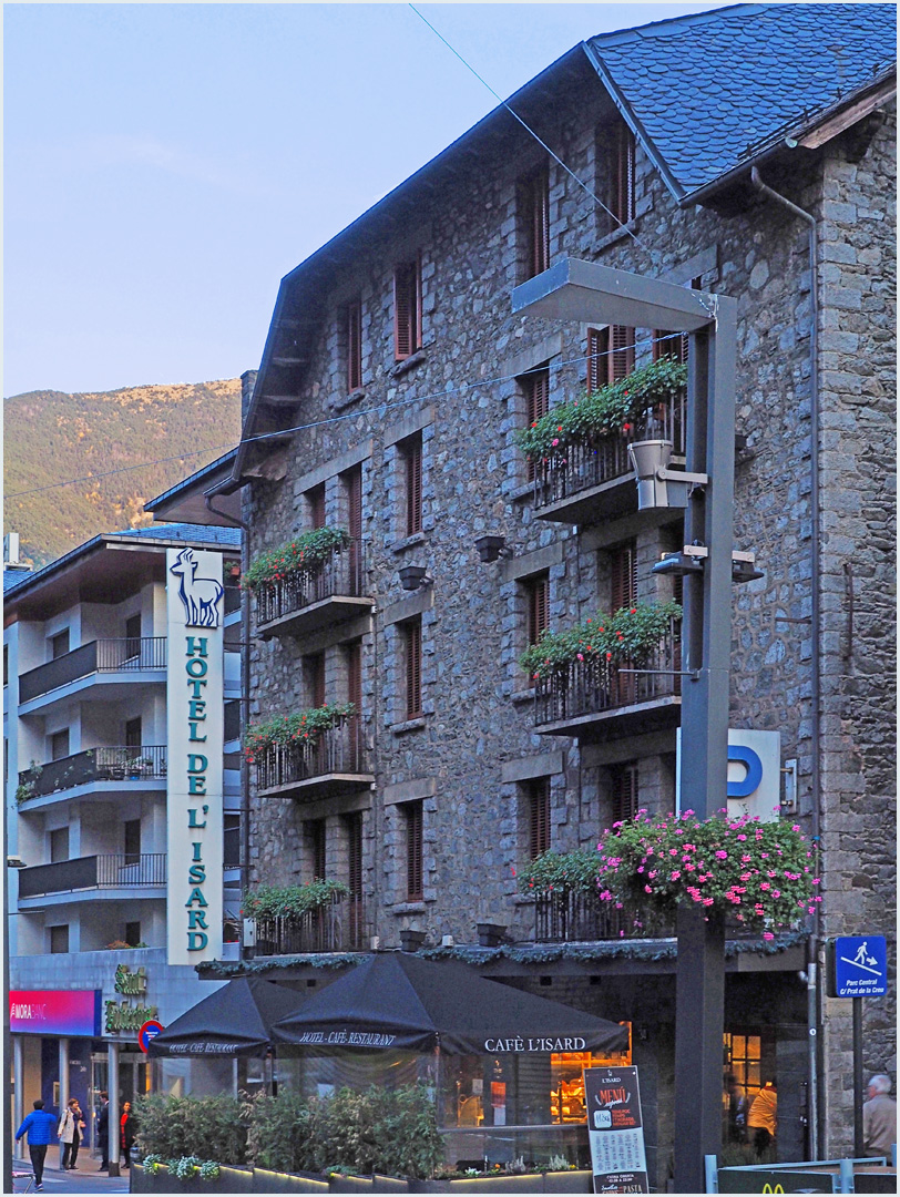 Un hôtel à l’architecture typique  --  Andorre-la-Vieille