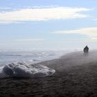 Un Iceberg échoué sur une plage noire