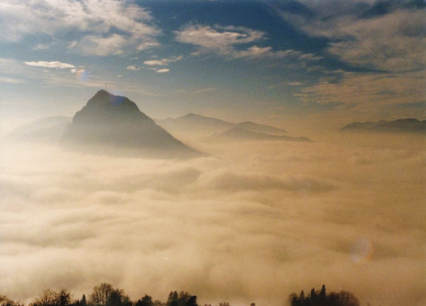 un insolito mare di nebbia sopra Lugano e i lago presa quasi 35 anni fa