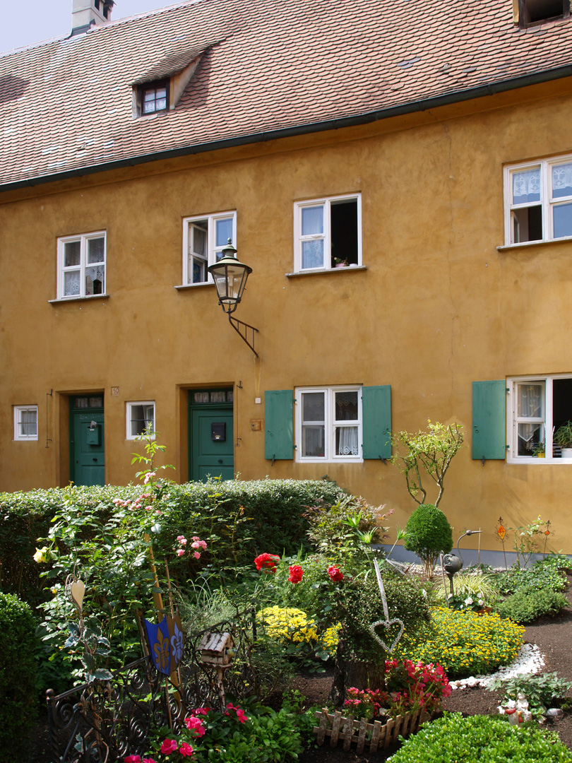  Un jardin devant une des maisons  --  Fuggerei  7  --  Ein Garten vor einem der Häuser