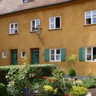  Un jardin devant une des maisons  --  Fuggerei  7  --  Ein Garten vor einem der Häuser