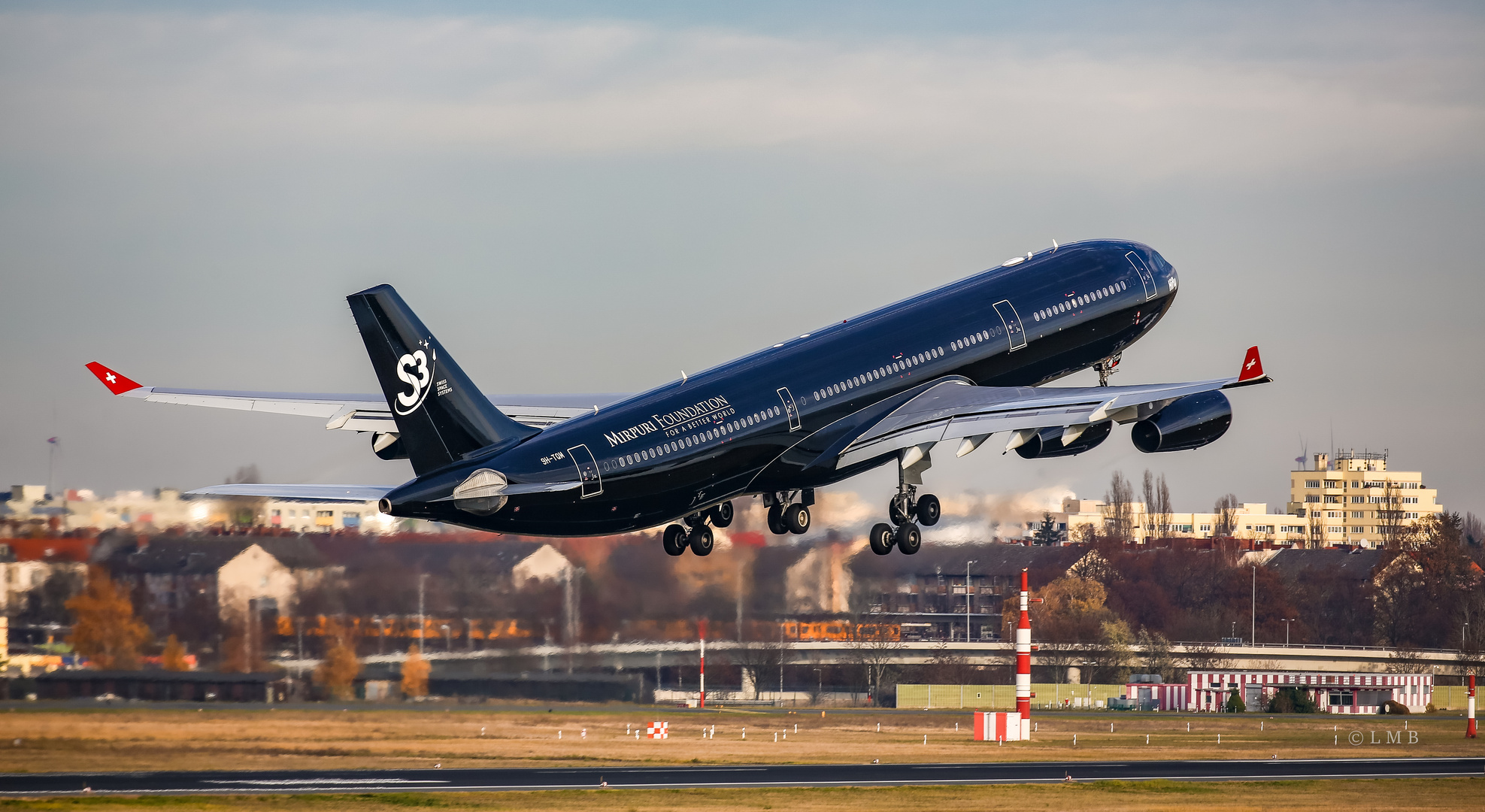 Un jet noir au-dessus de Berlin