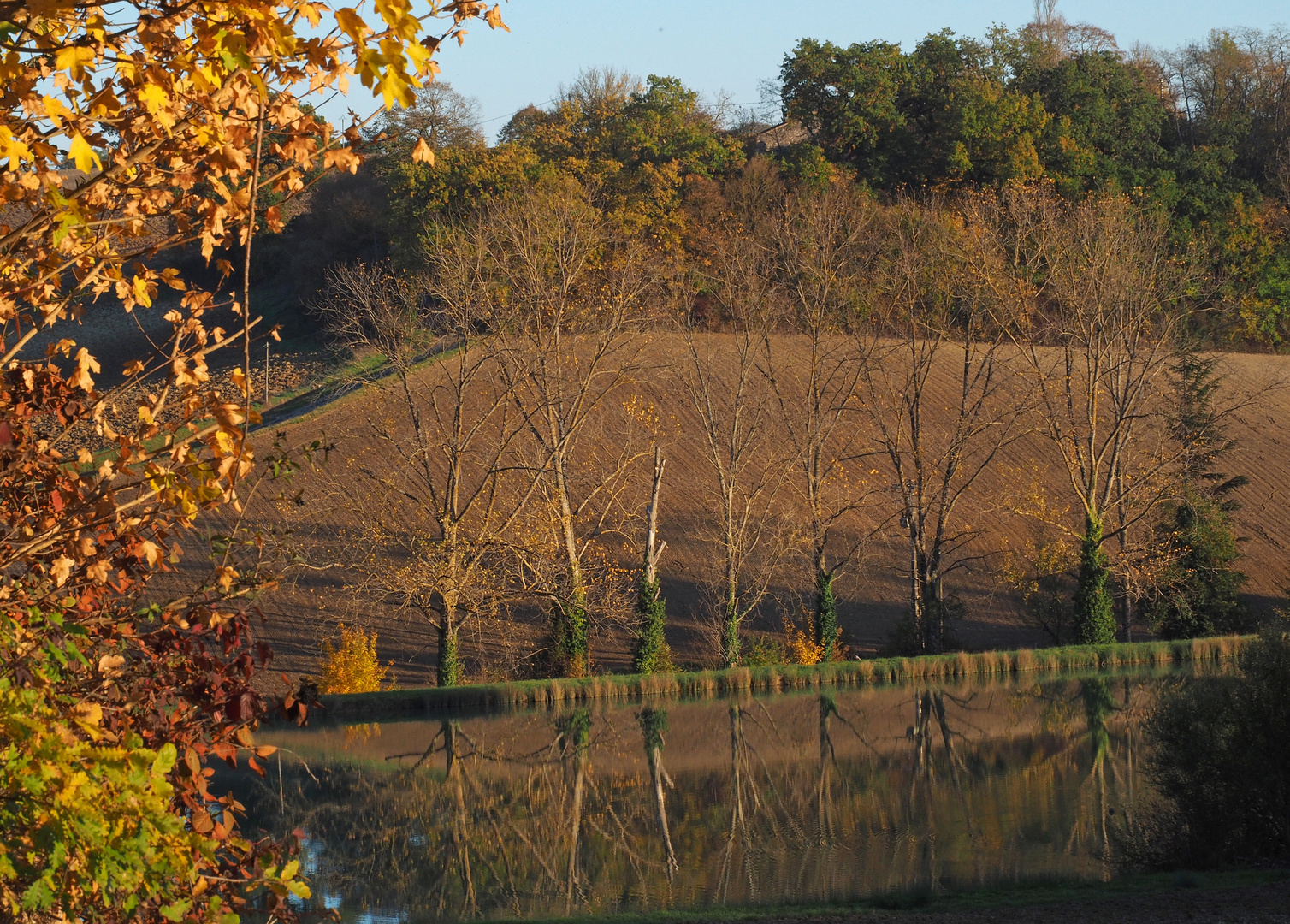 Un lac du Gers en automne