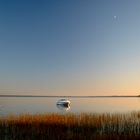 Un lac n'est pas une rivière prétentieuse, juste une mer modeste.