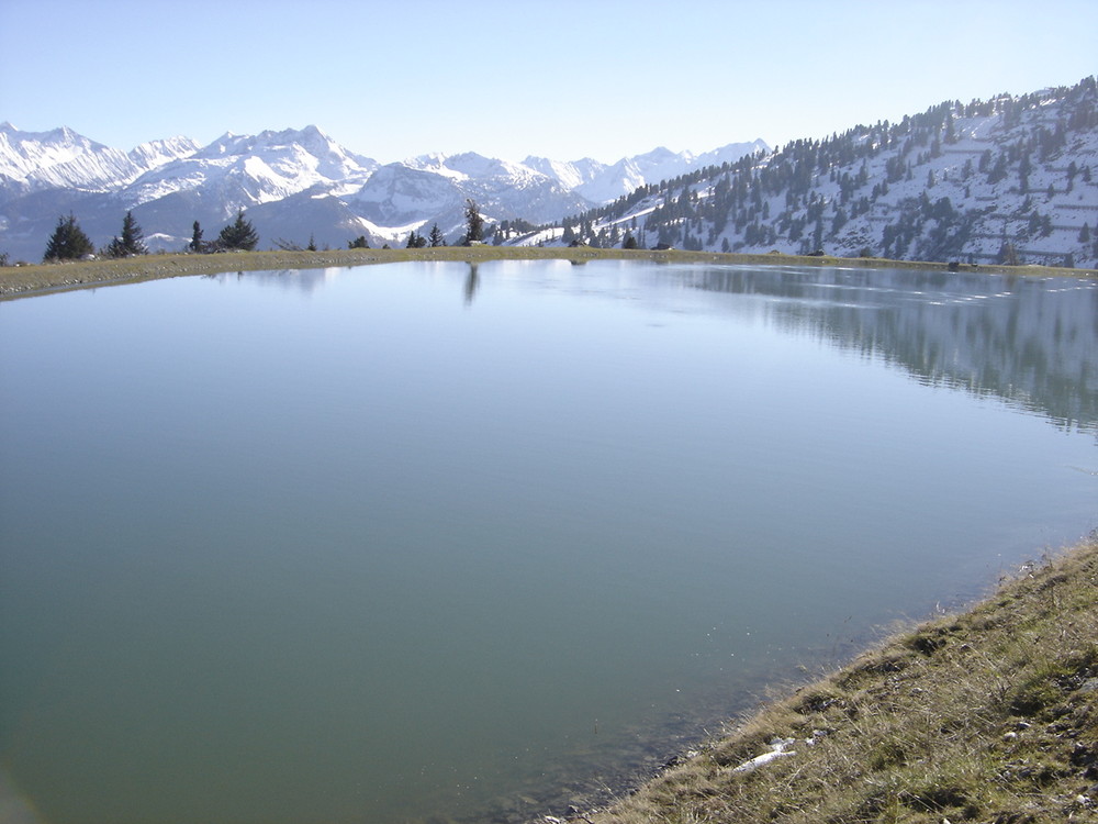 Un lac parmi ces grandes murailles