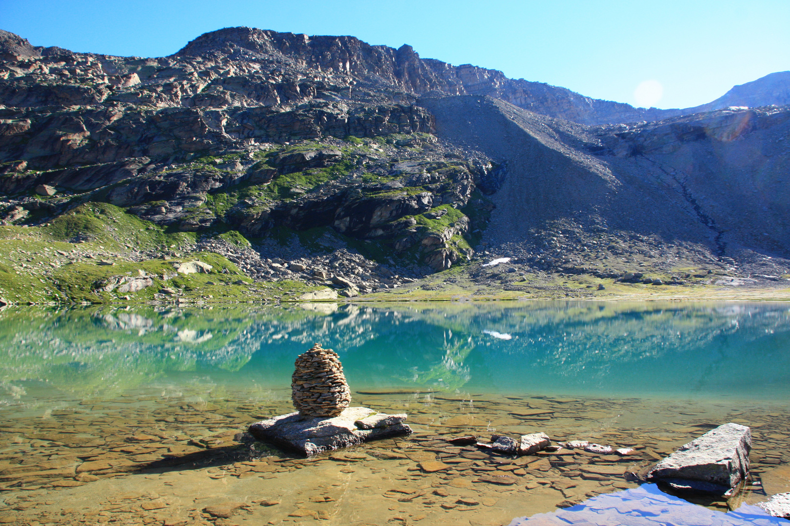 Un lac sous le col du Carro près de la source de l'Arc