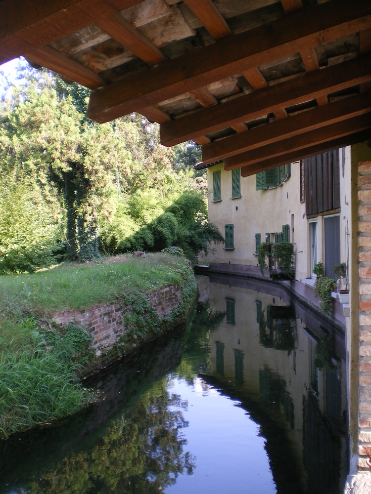 Un lavatoio sul Naviglio grande...