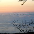 un letto di nuvole adagiato sopra il mare