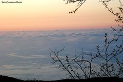 un letto di nuvole adagiato sopra il mare