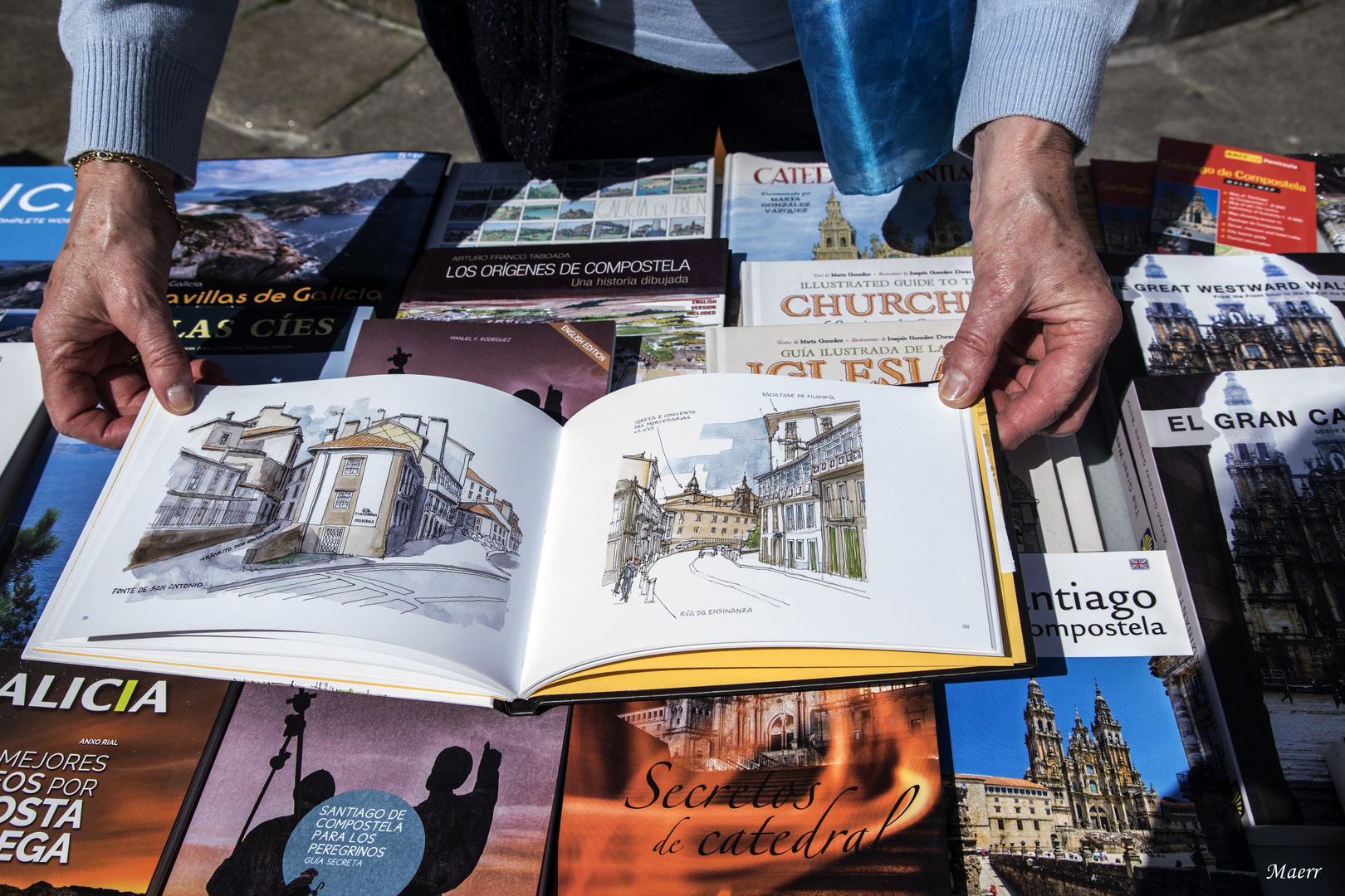 Un libro con acuarelas de Santiago.