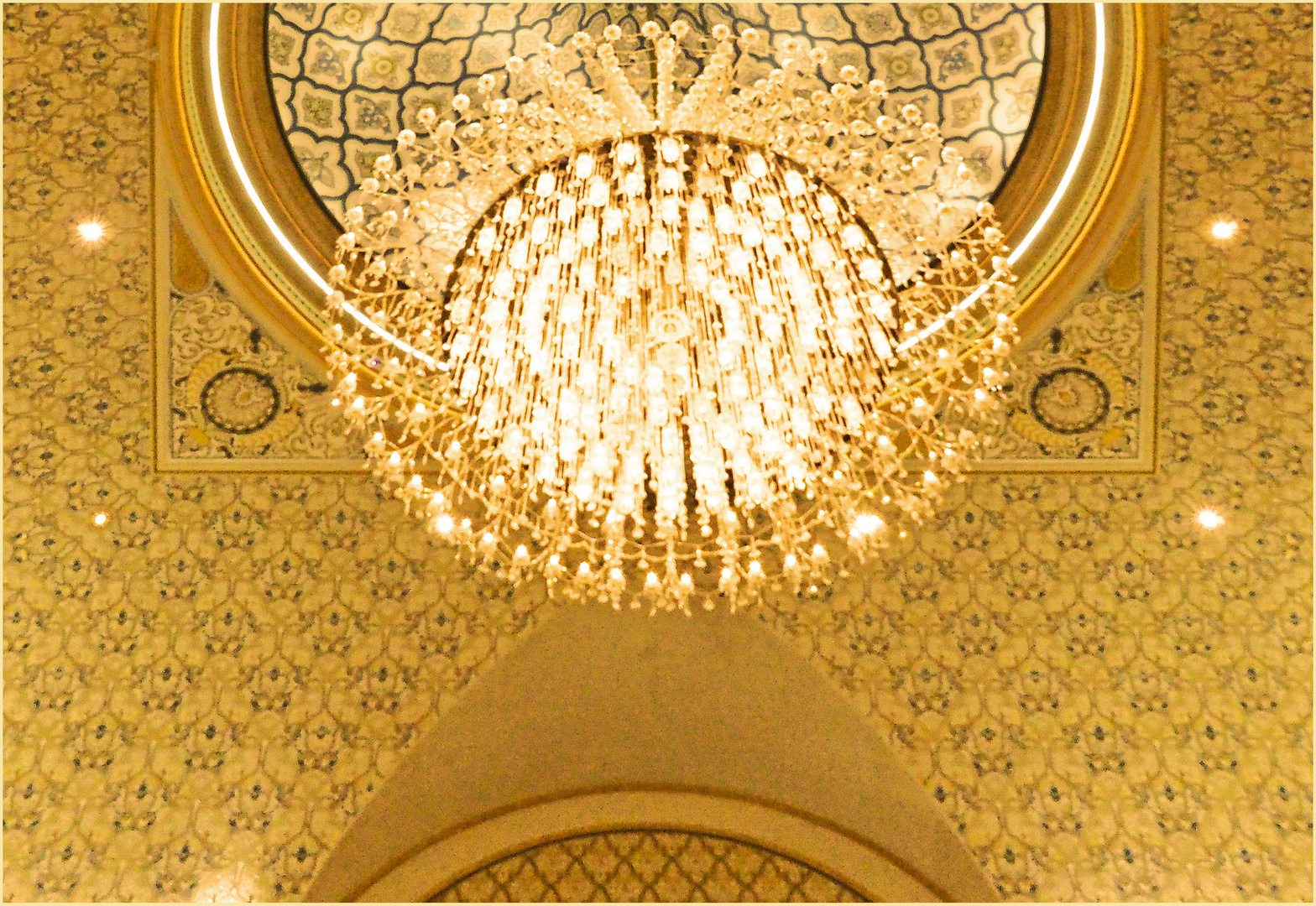 Un lustre dans la salle d'entrée du Palais 