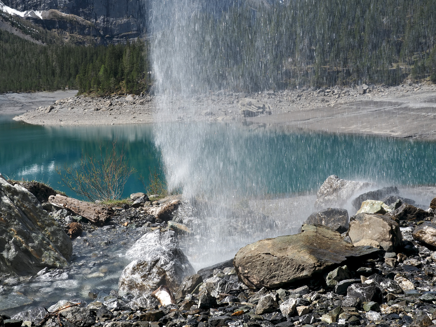 Un magnifique lac de montagne! - Der Oeschinensee durch einen Wasserfall hindurch gesehen.