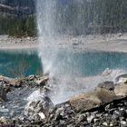 Un magnifique lac de montagne! - Der Oeschinensee durch einen Wasserfall hindurch gesehen.