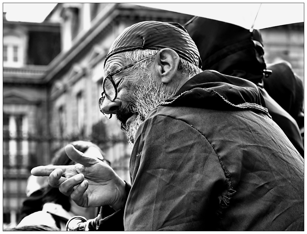 un manifestant  de caractère