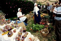 UN MARCHE HAUT EN COULEUR  LOCALE     ( SOLOGNE )