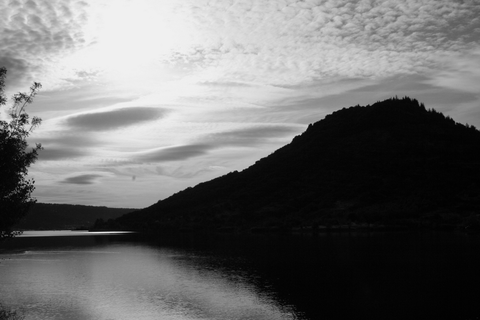 Un matin, au lac du Salagou, au-dessus d'un village engloutis (34)