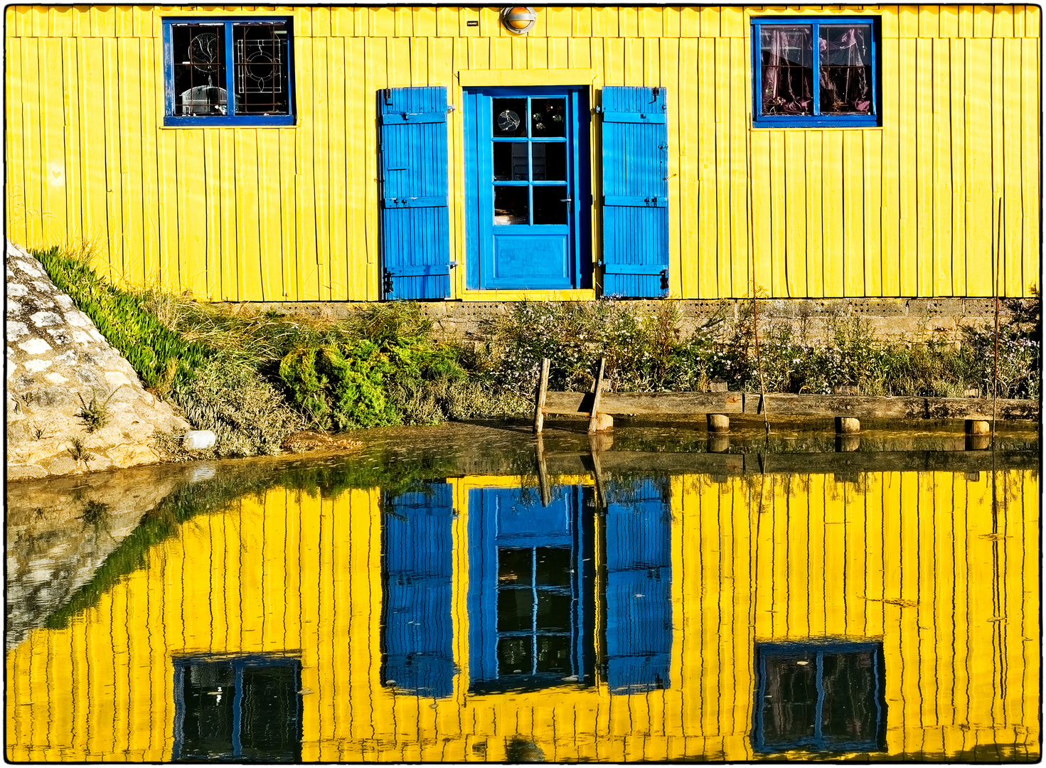 „ un miroir en bleu et jaune “