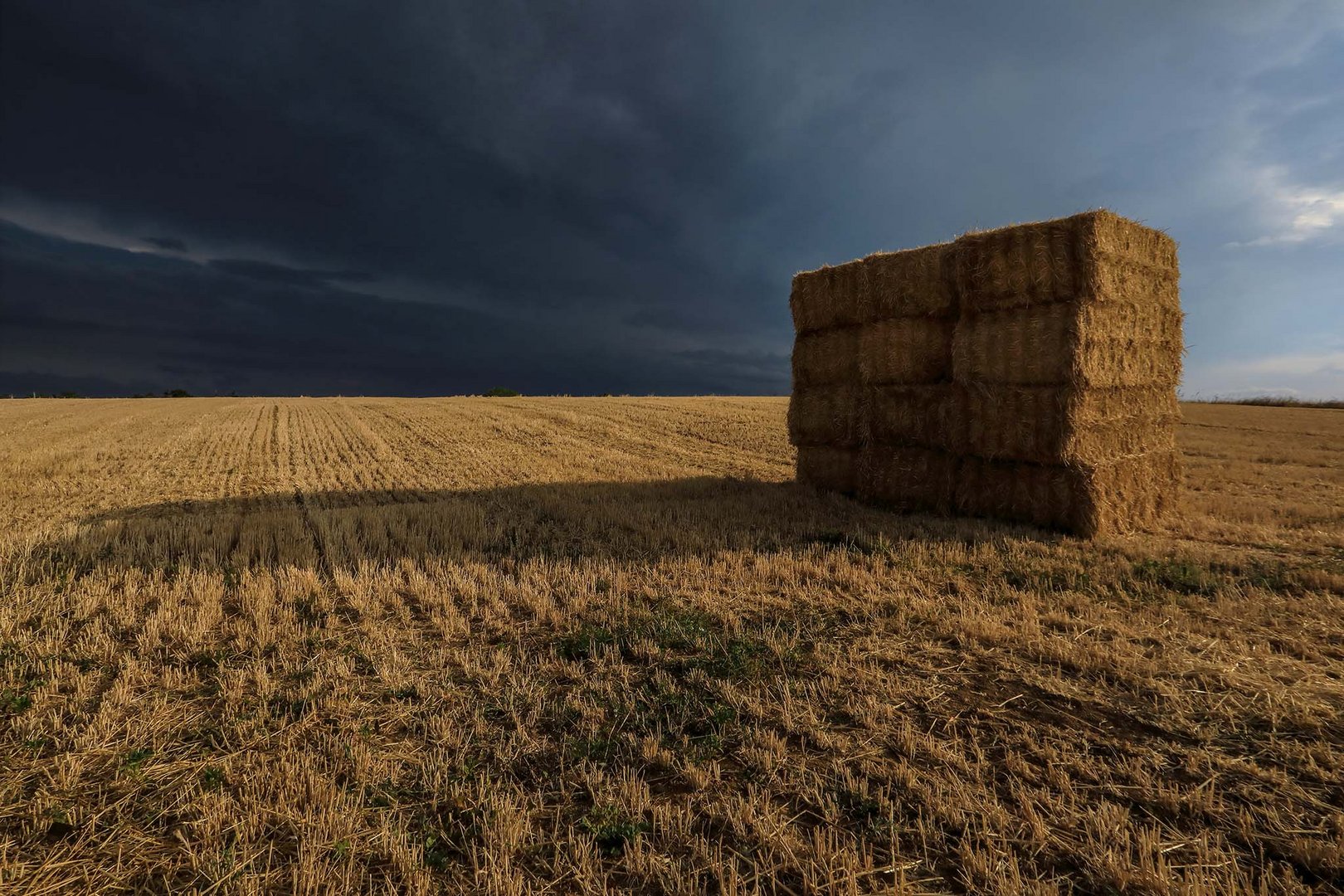 un mucchio di balle con temporale