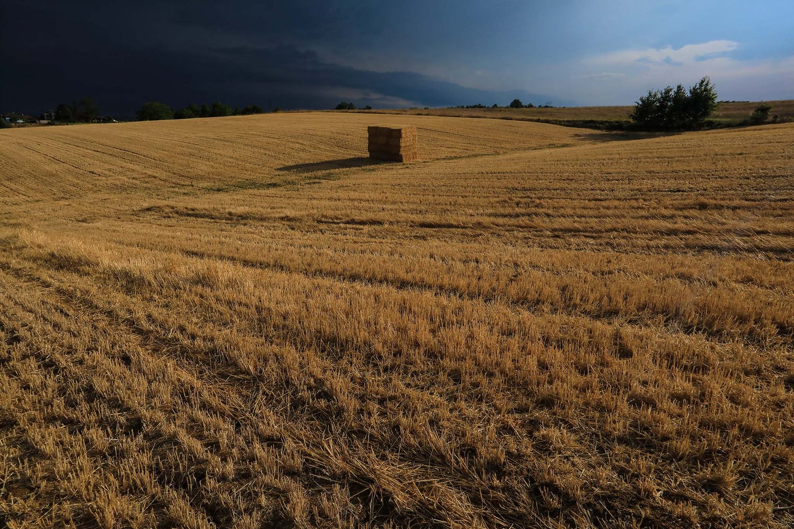 un mucchio di balle lontane con temporale