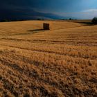 un mucchio di balle lontane con temporale