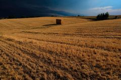 un mucchio di balle lontane con temporale