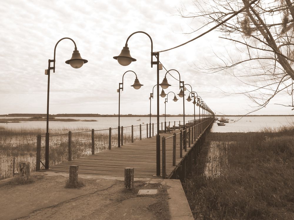 Un muelle casi abandonado en un pueblo del Uruguay de alcruz 