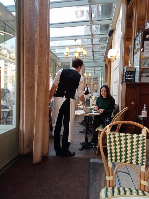 Un mythe parisien : le garçon de café.