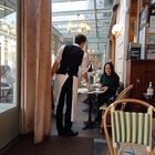 Un mythe parisien : le garçon de café.