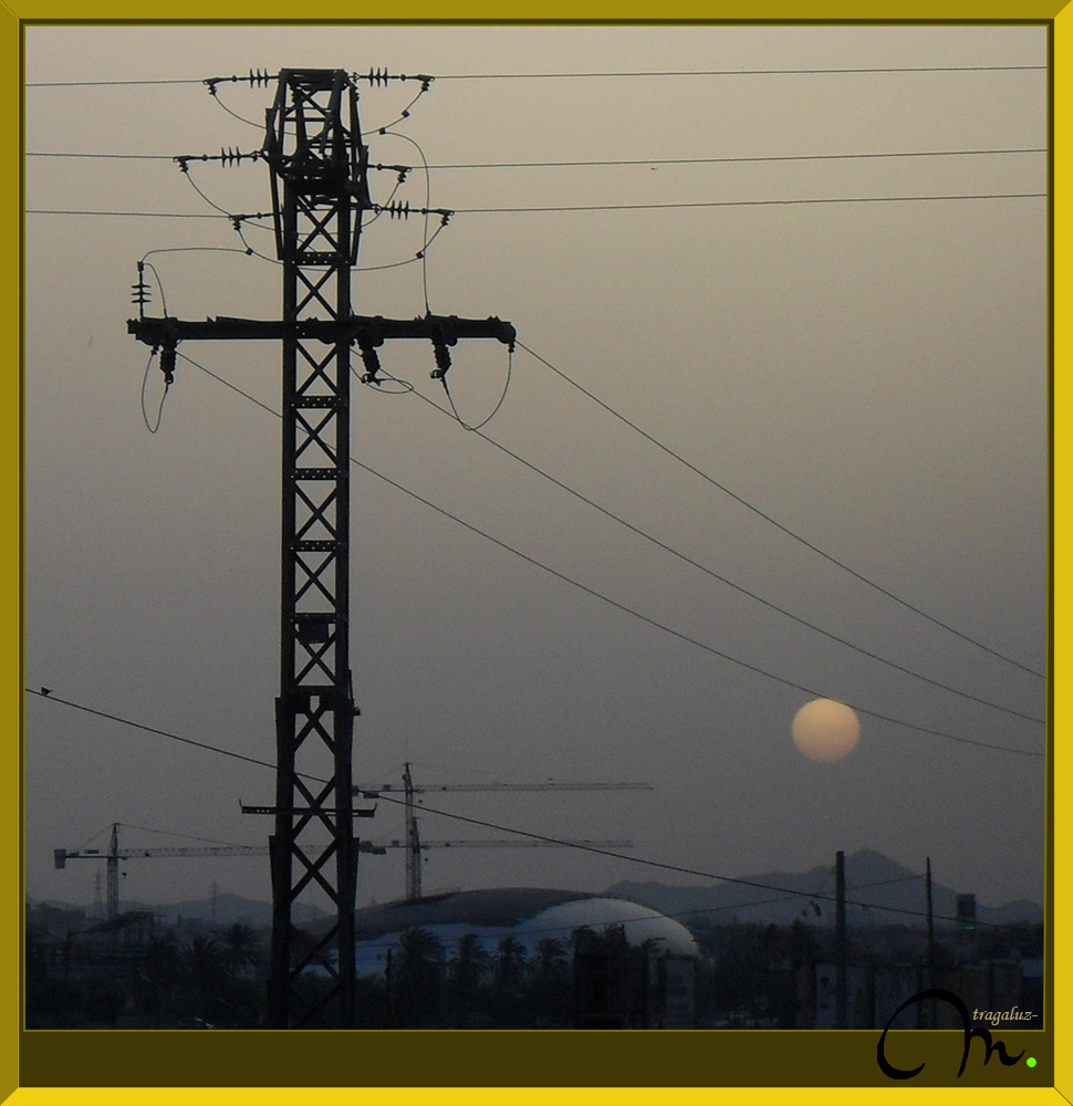 Un ocaso con calima... entre cables, gruas...