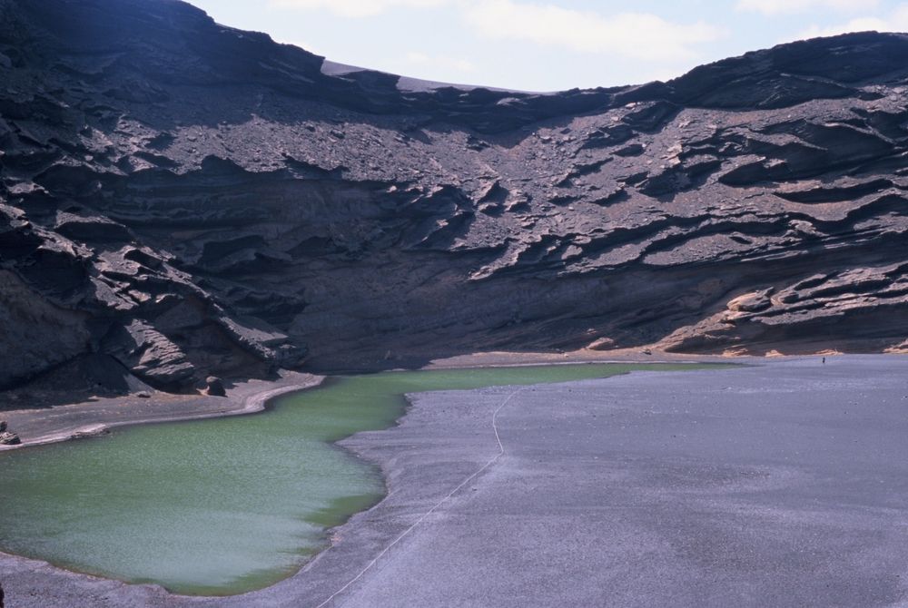 "un occhio verde in un volto scuro "