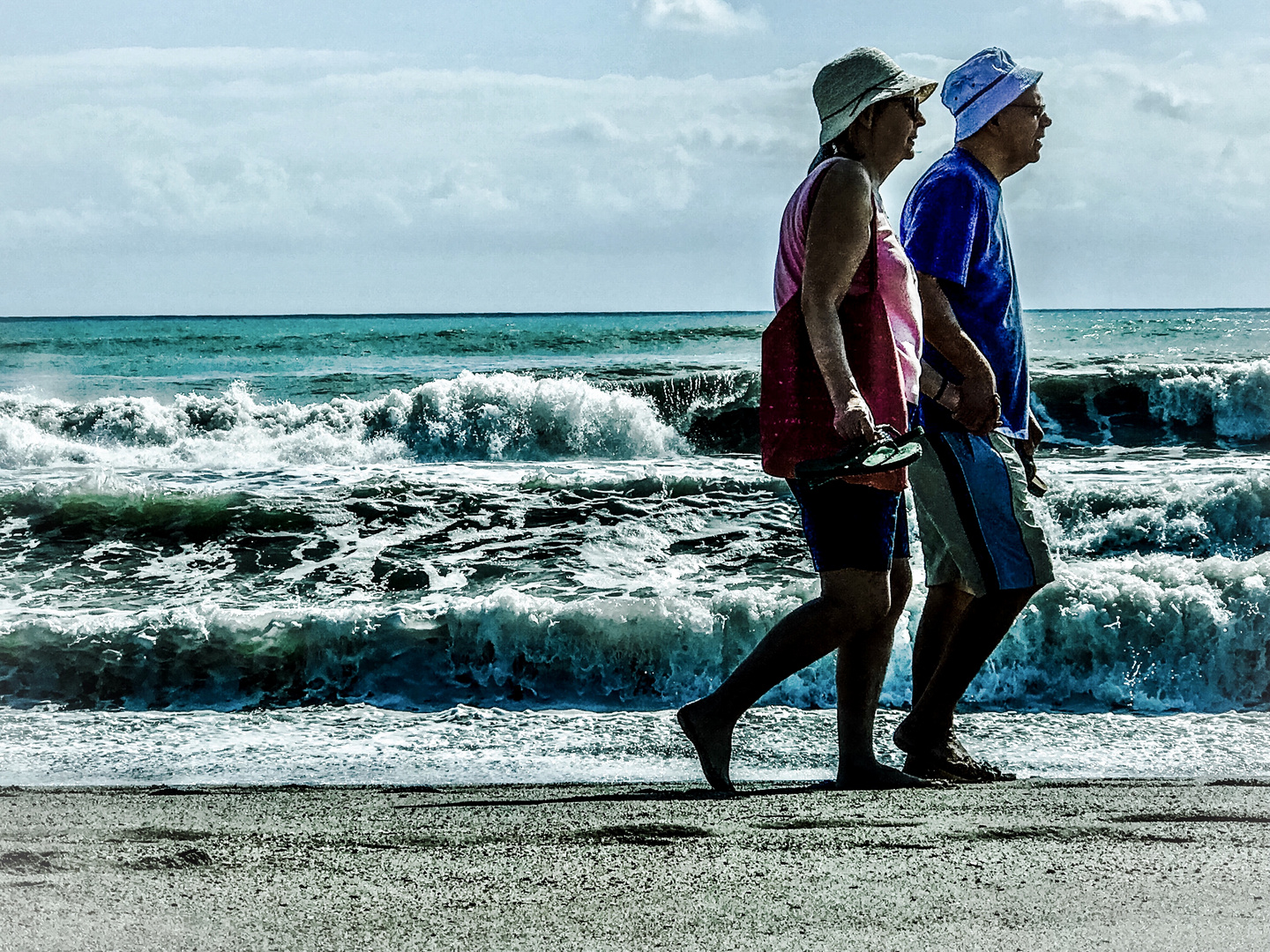 Un paseo por la playa en dia revuelto