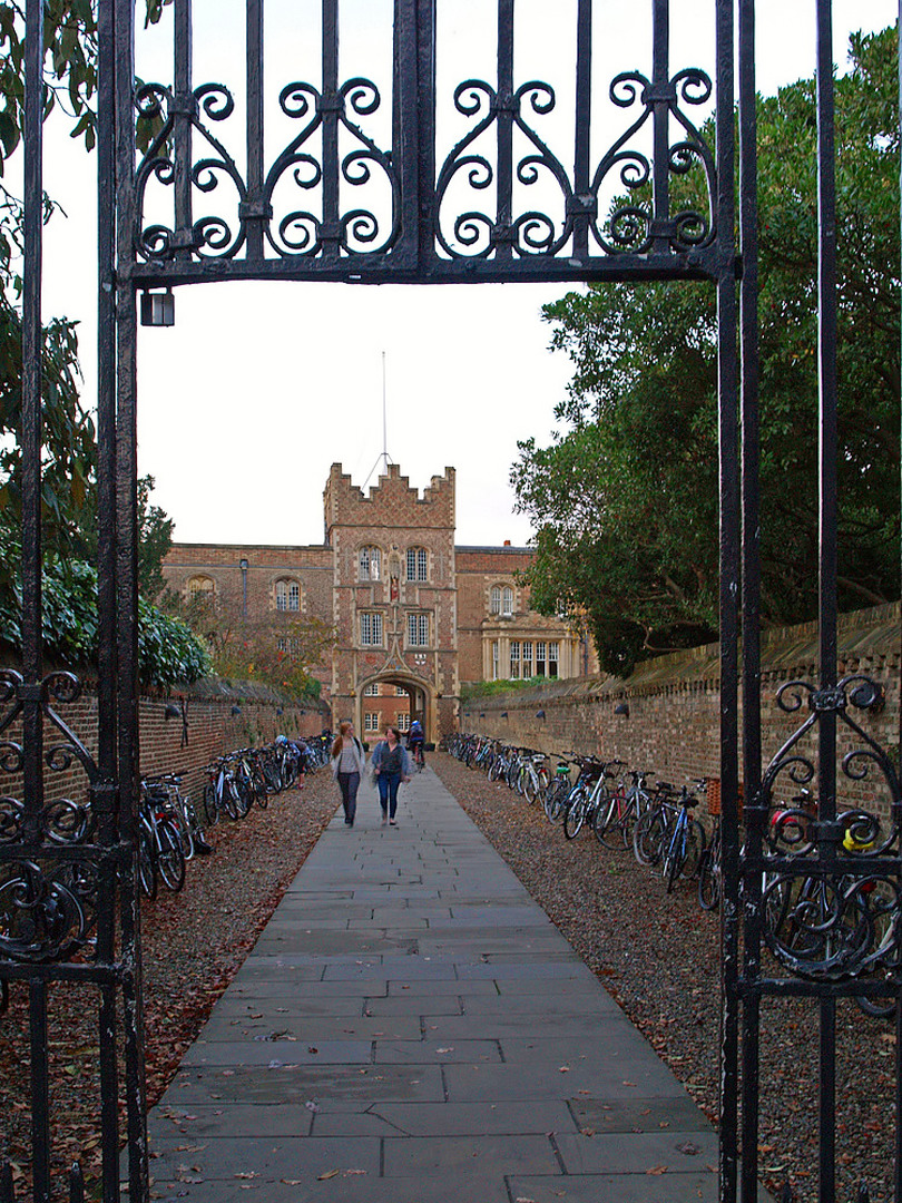 Un passage pour piétons et vélos dans Cambridge   