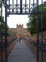 Un passage pour piétons et vélos dans Cambridge   