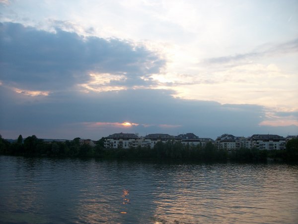 Un paysage en bord de seine