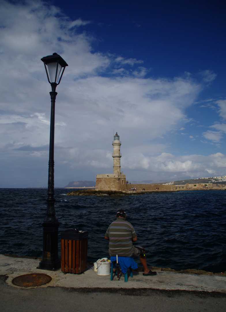 Un pêcheur sur le port de CHANIA.