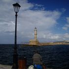 Un pêcheur sur le port de CHANIA.