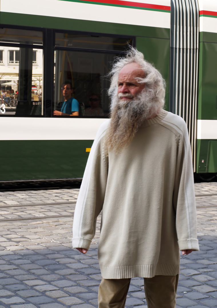 Un personnage insolite sur la place de l'Hôtel de Ville d' Augsbourg 