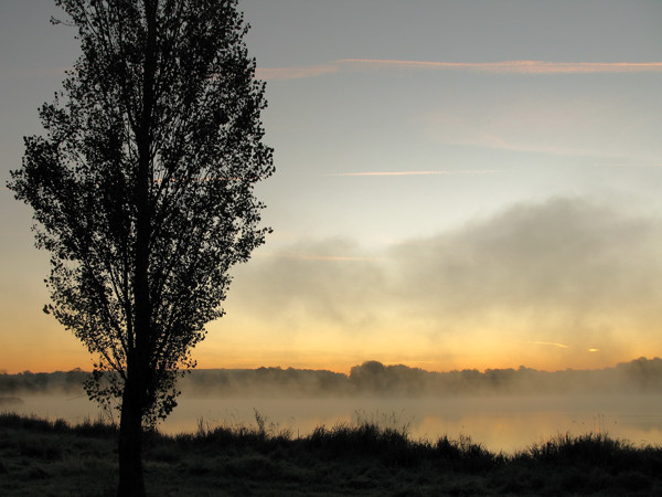 Un petit matin d'automne froid avec une légère brume au levé du soleil...