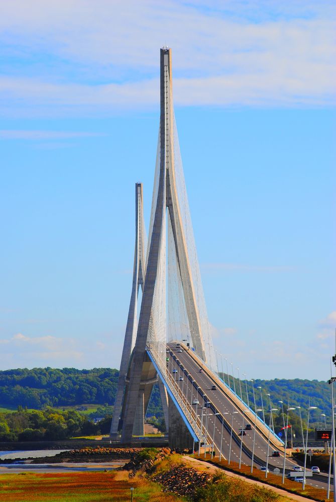 Un petit pas pour l' Homme, un Grand Pont pour la Normandie: