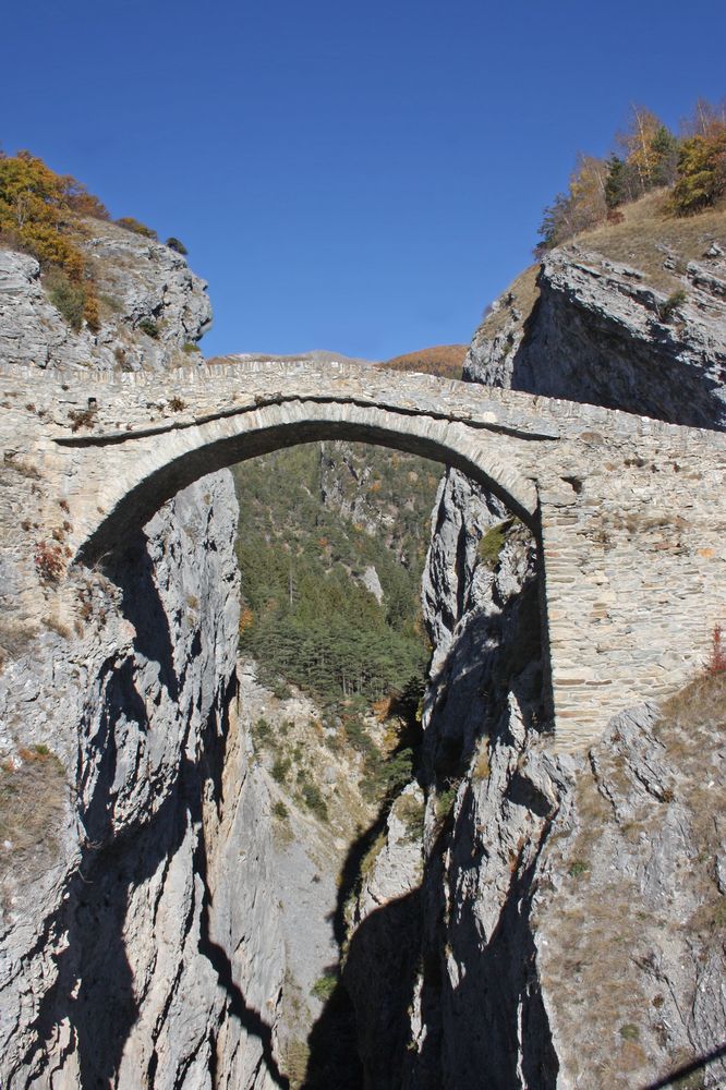 un petit pont de pierres