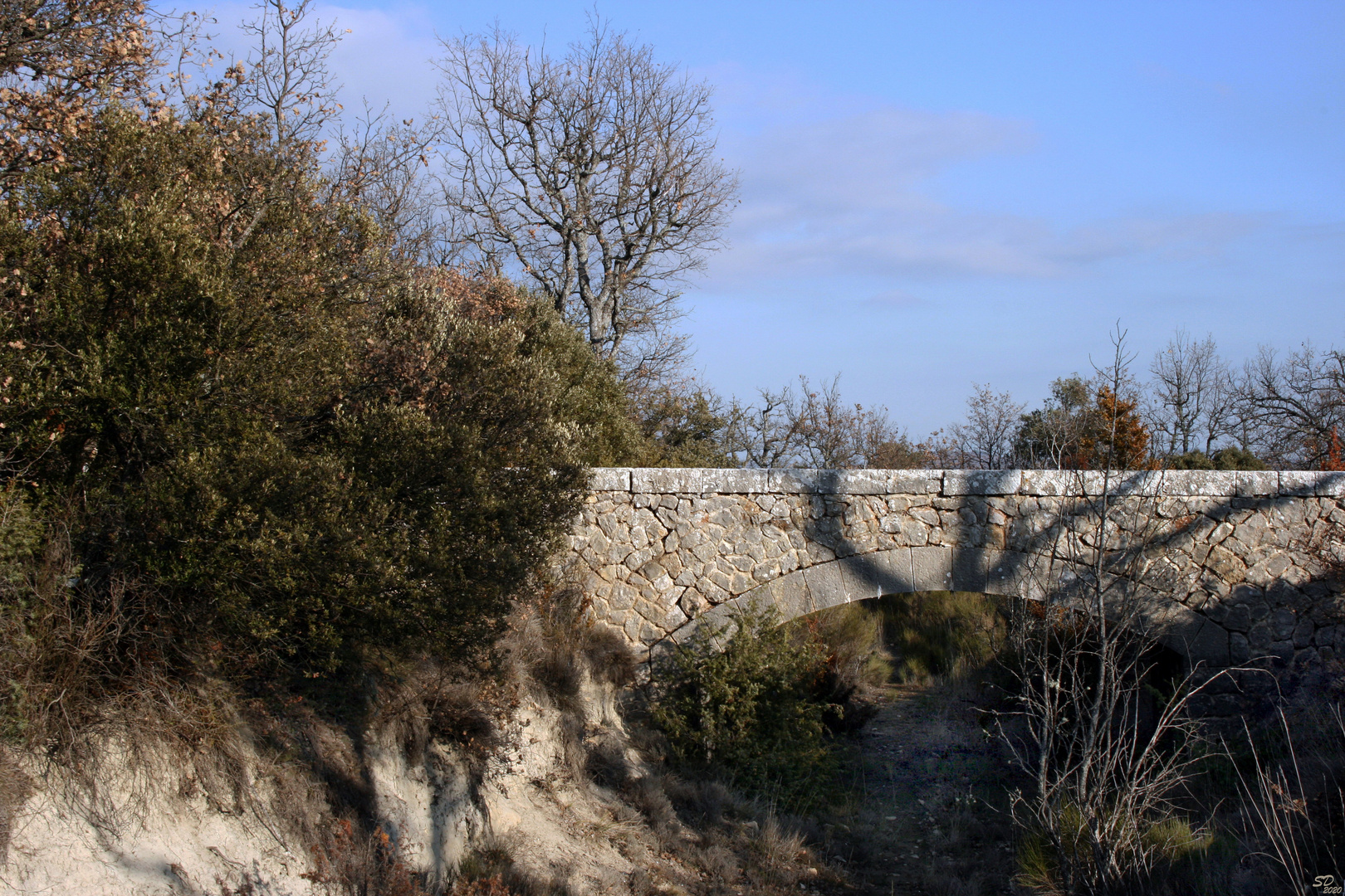 Un petit pont sur l'ancien canal du Verdon