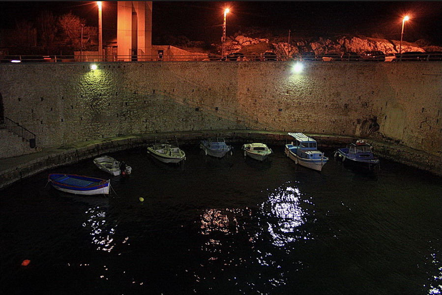 Un petit port, la nuit .