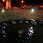 Un petit port, la nuit .